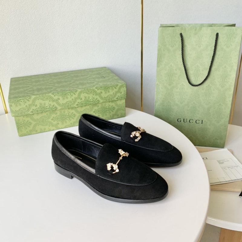 G*u*i flat shoes
